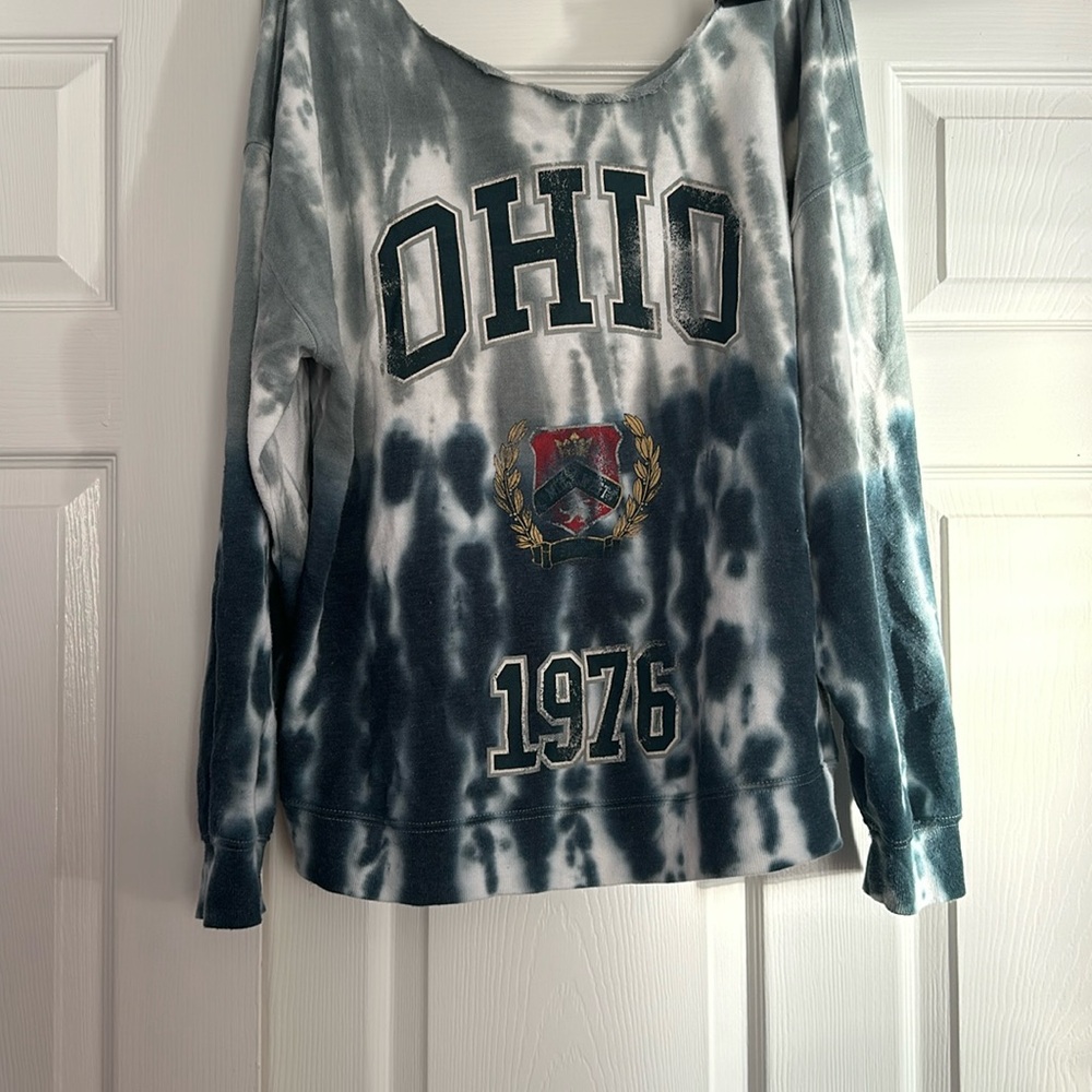 Off the shoulder crewneck